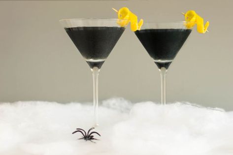 Take Your Drink to the Dark Side With a Black Martini Black Martini Recipe, Halloween Martini, Apple Martini Recipe, Raspberry Martini, Black Martini, Blackberry Cocktail, Mommy Juice, Halloween Drinks Alcohol, Martinis Drinks