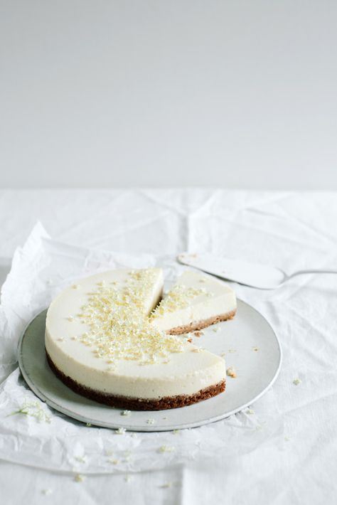 A flowery fresh cheesecake sweetened with elderflower cordial. Elderflower Cheesecake, Gf Cheesecake, Thermomix Cakes, National Cheesecake Day, The Cheesecake Factory, Gateaux Cake, Lime Pie, Pumpkin Cheesecake, Savoury Cake