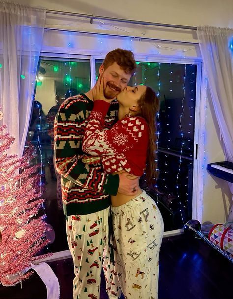 Christmas Couple Outfits, Outfits For Christmas Party, Ugly Sweater Outfits, White And Red Christmas, Love Poses, Couples Christmas Sweaters, Ugly Christmas Sweater Outfit, Christmas Pj Pants, Party Couple