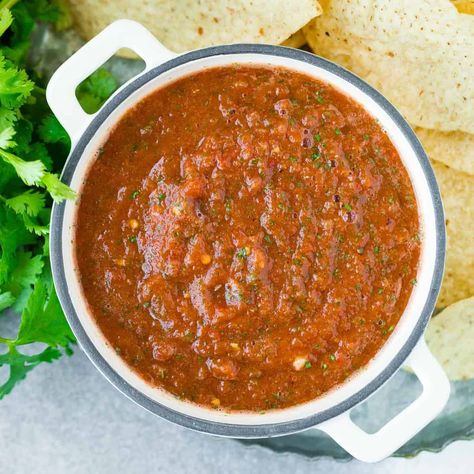 Chipotle Salsa Mexican Restaurant Salsa Recipe, Mexican Restaurant Salsa, Chipotle Pepper Recipes, Restaurant Salsa Recipe, Restaurant Style Salsa Recipe, Bread Dipping Oil Recipe, Layered Dip Recipes, Roasted Tomato Salsa, Restaurant Style Salsa