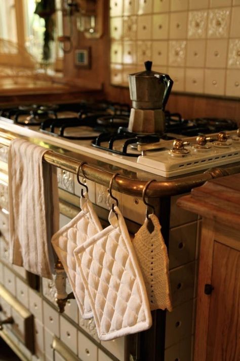 Aesthetic Oven, Kitchen Stove Top, Savannah Houses, Dream House Aesthetic, Aesthetic Apartment, Cottage Aesthetic, Future Kitchen, Aesthetic Kitchen, Cute Cottage