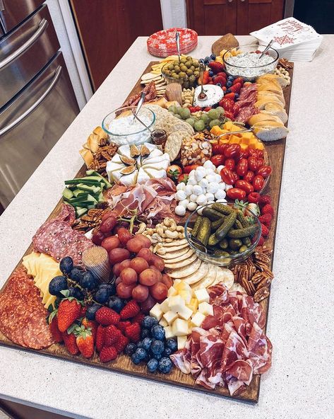 Here’s the charcuterie board I put together for my Christmas party. I took all my inspiration from Pinterest and everybody loved it! Over… Charcuterie Board Shopping List, Ultimate Charcuterie Board, Charcuterie Board Meats, Fingerfood Party, Decorações Com Comidas, Charcuterie Inspiration, Charcuterie Platter, Snack Board, Party Food Platters