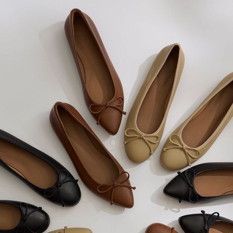 Quince on Instagram: "It’s forever ballet flat and bow season. Channeling our inner coquette-core with our Italian Leather Pointed Bow Flat and Italian Leather Bow Ballet Flat, a classic design and detail that never misses. 🎀

🎀 Made of 100% Italian nappa leather
🎀 Ortholite insole and cushion arch support for maximum comfort
🎀 Available in 3 staple colors

Always fairly priced at $69.90

Link in bio to add to your shoe collection.

#OneQuince #balletflats #bows #coquettecore #leathershoes #trend #fashiontrend" Bow Season, Coquette Core, Bow Flats, Leather Bow, Leather Bows, Ballet Flat, Nappa Leather, Arch Support, Quince