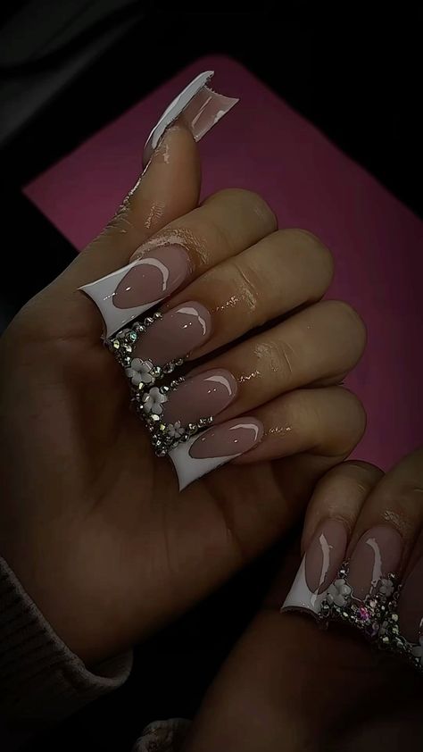 Nail the Summer Look: May Nail Ideas for 2024 Silver Nail Inspo Acrylic, Photo Shoot Nails, White Junk Nails, Silver Bling Nails, Birthday Sets Nails, Nail Set Ideas, Basic Baddie Nails, Nude Nail Art, Quartz Nails