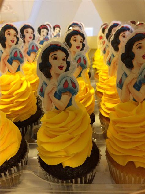 Snow White Cupcake Cake, Snow White Cupcakes Ideas, Snow White Cake Ideas, Snow White Birthday Party Cake, Snow White Decorations, Snow White Birthday Party Ideas, Snow White Party Ideas, Snow White Birthday Cake, Snow White Themed Birthday Party