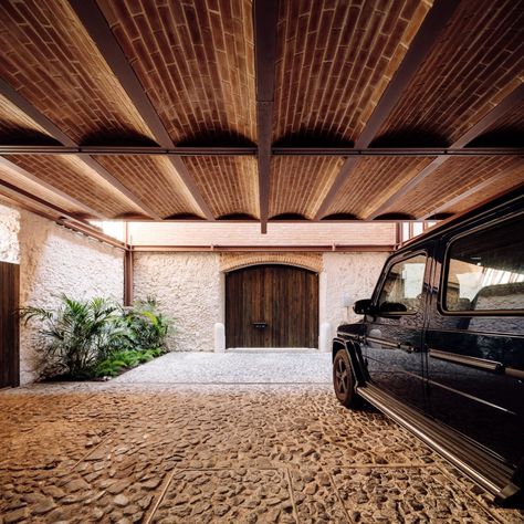 António Costa Lima inserts brick home into an old Lisbon warehouse Barrel Vault Ceiling, Wooden Window Frames, Limestone Wall, Casa Country, Casa Container, Storey Homes, Ground Floor Plan, Brickwork, Lisbon Portugal