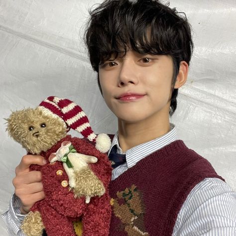 txt yeonjun selca icon Yeonjun Lq, Choi Daniel, Holiday Icon, Yeonjun Txt, Txt Yeonjun, Christmas Icons, Square Photos, Boys Christmas, Aesthetic Grunge