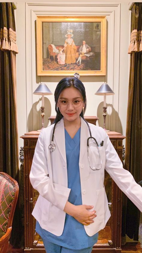 Doctor Outfit, Medical School Inspiration, Female Doctor, G Friend, White Coat, Korean Girl, South Korean Girls, Classy Outfits, Kpop Girls