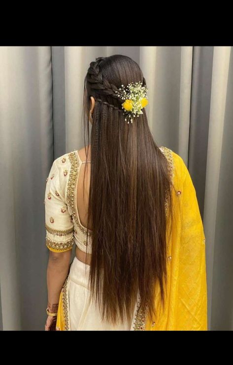 Haïr Style For Wedding Function, Lehenga Hairstyles For Long Hair, Long Dress Hairstyles Simple, Hairstyle In Straight Hair For Wedding, Choli Hairstyle Open Hair, Open Hairstyles Indian Wedding Curls, Haldi Look Hairstyle, Open Hair Hairstyles Wedding Indian, Trendy Wedding Hairstyles Indian