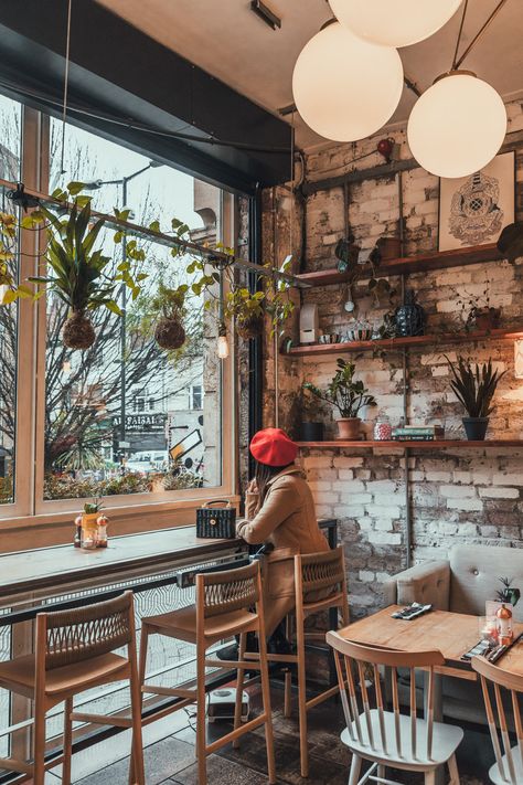 Coffee House Astethic, Salon Cafe Ideas, Coffee Shop Food Display, Coffee Shop Vibes Aesthetic, Rustic Bakery Interior, Cool Cafe Interiors, Cafe Bistro Design, Cafe Decoration Ideas, Cute Coffee Shop Aesthetic