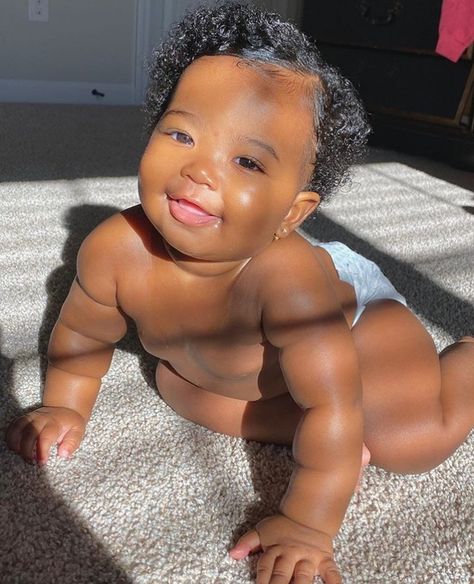 CUTENESS OVERLOAD!! Look at those adorable rolls. 😍😍 Tag a friend! Photo Credit: @therealjayleemoriah⁠ ⁠ #cute #melanin #babyfever… Cute Mixed Babies, Cute Black Babies, Beautiful Black Babies, Chubby Babies, Mixed Babies, Baby Family