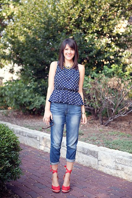 She looks so good. Biddy Craft Karla's Closet, Wedges Outfit, Red Espadrilles, Kendi Everyday, Rolled Jeans, Looks Jeans, Wedges Shoes, Office Outfit, Shoes Outfit