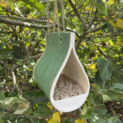 Diy Ceramic Bird Feeder, Ceramic Garden Decor, Ceramic Bird Feeder Pottery, Easy Handbuilt Pottery Ideas, Clay Bird Feeder, Pottery Bird Feeder, Ceramic Bird Feeder, Ceramic Bird Bath, Ceramic Birdhouse