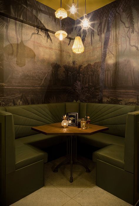 Very cool corner table, often a problem but great solution in this Hollywood restaurant Banquette Restaurant, Banquette Seating Restaurant, Seating Restaurant, Corner Booth, Stool Makeover, Restaurant Booth, Bar Design Awards, Home Bar Design, Booth Seating