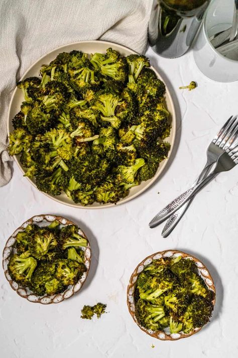 This crispy roasted broccoli is the perfect veggie side dish for any meal. It's so good, especially fresh out of the oven. Crispy, crunchy, and so so good! #veggies #nutrition #broccoli #vegetablerecipes #sidedish #broccolirecipe Crispy Broccoli, Crunchy Broccoli, Veggie Side Dish, Roasted Broccoli Recipe, Broccoli Recipe, Fresh Broccoli, Delish Recipes, Roasted Broccoli, Veggie Side Dishes