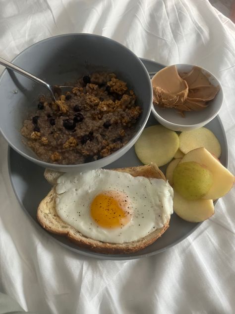 Starting the day with a healthy breakfast! Porridge wirh granola, greek yogurt and blue berries. Toast with an egg and apples with peanut butter. #breakfast #breakfastideas #eggs #porridge #food Peanut Butter Porridge, Apples With Peanut Butter, Oatmeal And Eggs, Peanut Butter Breakfast, Peanut Butter Toast, Breakfast Porridge, Aesthetic Breakfast, Bakery Foods, Porridge Recipes