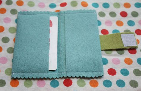 play wallet to make for Will Felt Wallet, Felt Toys Diy, Wallet Tutorial, Rainy Day Crafts, Diy Wallet, Diy Flower Pots, Diy Purse, Felt Decorations, Wallet Pattern