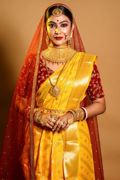 Head To Sharen’s Makeover In Kolkata For Your Stunning Bridal Makeup White Banarasi Saree Wedding, Yellow Banarasi Saree Bridal, Yellow Saree Bridal Look, Bihari Bride, Bihari Wedding, Yellow Wedding Saree, Bengali Bridal Look, Yellow Sarees, Indian Fits