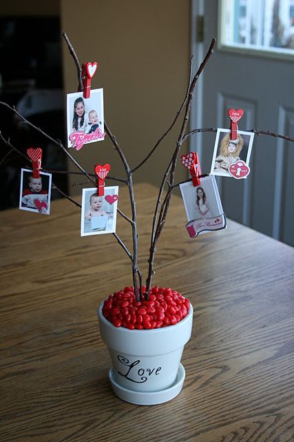 So adorably cute. Love it. Could be kid's pics when they were little, or could be grandchildren, also could be use for a wedding. Totally cute. Selamat Hari Valentine, Saint Valentin Diy, Valentines Bricolage, Valentine Tree, Happy Hearts Day, Diy Valentines Decorations, Valentine Fun, Romantic Valentine, Valentine's Day Diy