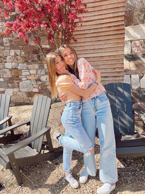 Mother Day Photo, Mothers Day Photoshoot, Mommy And Me Poses, Aesthetic Mother, Homecoming Poses, Cute Friend Poses, Gifts Aesthetic, Cute Photo Poses, Sisters Photoshoot Poses