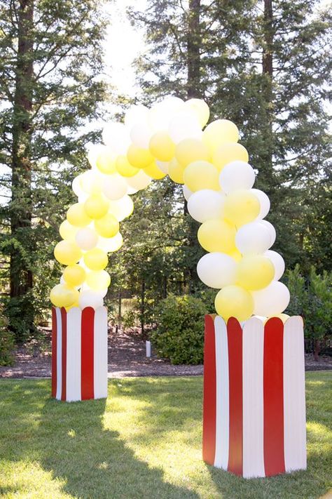 Movie Premiere Party Decorations, Balloon Decorations Without Helium, Diy Balloon Arch, Popcorn Stand, Diy Popcorn, Party Sleepover, Carnival Birthday Party Theme, Fall Carnival, Diy Carnival