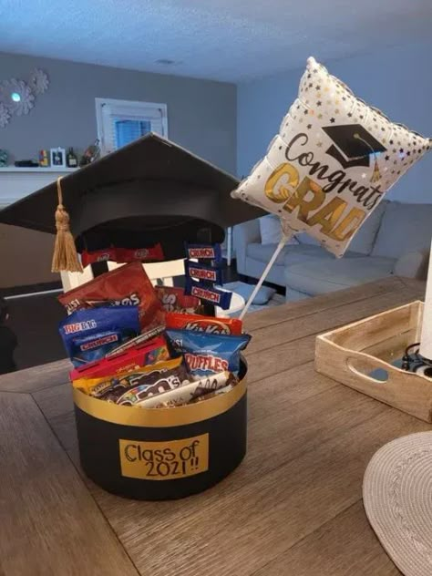 Graduation Arrangements, Gift Ideas Expensive, Graduation Bouquet Ideas, Graduation Present Ideas, Expensive Gift Ideas, Diy Graduation Party Centerpieces, Diy Graduation Party, Graduation Box, Diy Graduation Gifts