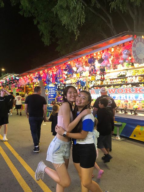 carnival, best friend pose ideas, best friend photoshoot, photoshoot poses, duo photoshoot, carnival games, amusement park, aesthetic summer vibes Amusement Park Aesthetic, Friend Pose Ideas, Duo Photoshoot, Poses Duo, Fair Pictures, Friend Group Pictures, Aesthetic Summer Vibes, Park Aesthetic, Carnival Girl