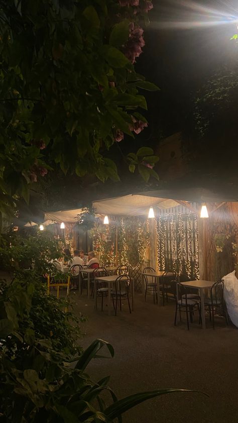 Restaurant in Verona with little tables in a little side street. There are lights on the wall and a lot of green plants and flowers. There are a few people sitting at the tables. Cute Restaurant, Verona Italy, Europe Travel Tips, Italy Travel, Verona, Tuscany, Restaurant, Italy, Travel