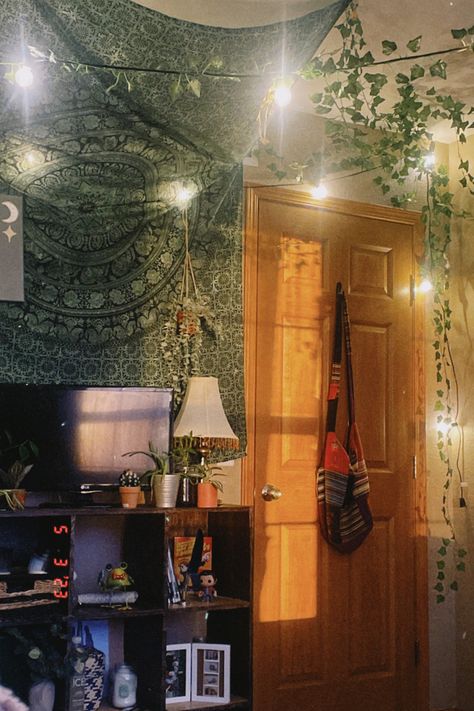 Room Covered In Tapestries, Tapestry Ceiling Hanging, Room Tapestry Aesthetic, Green Tapestry, Tapestry Ceiling, Tapestry On Ceiling, Tapestry Hanging Ideas, Tapestry Bedroom Hippie, Grunge Tapestry