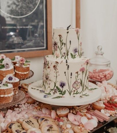 Wildflower Wedding Theme, Pink Desserts, Wedding Cakes With Flowers, Rock My Wedding, Marquee Wedding, Wildflower Wedding, Floral Cake, Wedding Mood, Edible Flowers