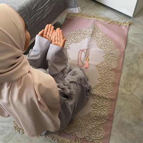 Our luxury prayer mats with elegant gift packaging are unique gift for any special occasion.  Picture from dearest @lm__zainab ❤️❤️❤️ Gift… Stylish Hijab, Hijab Fashionista, Muslim Kids, Prayer Mat, Muslim Prayer, Muslim Women Hijab, Muslim Fashion Hijab, Muslim Hijab, Islamic Girl