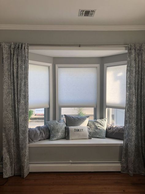 Bay windows printed curtain ideas Window Seat Curtains, Bay Window Benches, Bedroom Window Seat, Living Room Bay Window, Bay Window Living Room, Bay Window Seat, Window Seat Design, In The Corner, Bedroom Windows