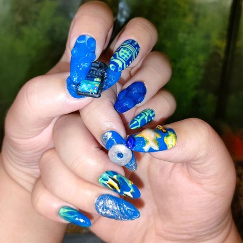 💿🐠🌐Frutiger aero nails🐟🌱📀 Got inspired on those tiktok videos of people using their computers underwater (idk what to call them its under the sadeness by enigma audio) and did that on the thumb nail, didn't turn out the way I imagined so I went with Frutiger aero for the rest of the nails and because of that the right hand turned out to be my favorite hcgifuhvic. Which nail is your favorite? . . . . . . #frutigeraero #frutigeraeroaesthetic #aesthetic #summer #summernails #oceannails #fishnai... Frutiger Aero Nails, Videos Of People, Fish Nails, Frutiger Aero, People Videos, 3d Nail Art, Aesthetic Summer, 3d Nails, Tiktok Videos