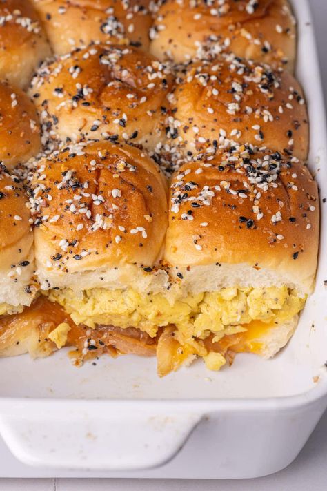 Egg and Cheese Hawaiian Roll Breakfast Sliders — Marley's Menu Hawaiian Roll Breakfast Sliders, Hawaiian Roll Breakfast, Egg Sliders, Burrito Sauce, Hawaiian Breakfast, Tailgate Party Food, Hawaiian Bread, Breakfast Sliders, Hawaiian Roll