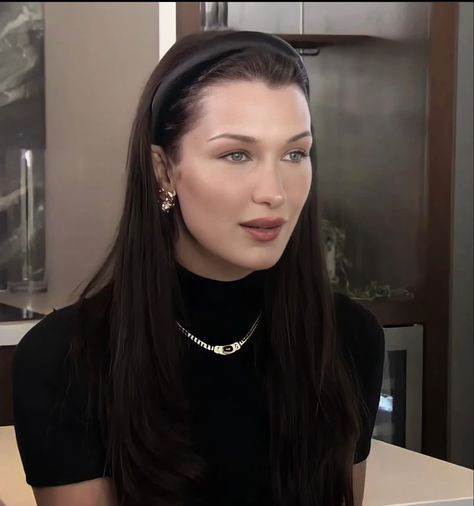 Bella Hadid Hair, Bella Hadid Outfits, Long Dark Hair, Hadid Style, 가을 패션, Rich Girl, French Girl, Bella Hadid, Dark Hair