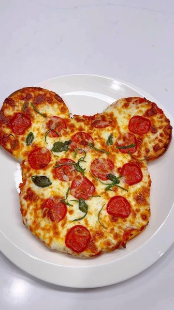 Mickey Food Ideas, Mickey Mouse Pizza, Disney Pizza, Bread With Olive Oil, Mickey Mouse Food, Mickey Mouse Birthday Party Ideas, Simple Pizza, Pizza Dinner, Disney California Adventure Park