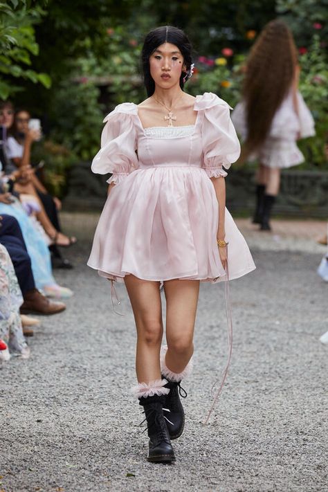 2022 Runway, Nyfw Runway, Puff Dress, Peach Fuzz, Fashion Week Spring, New York Fashion Week, New York Fashion, Look Fashion, Business Women