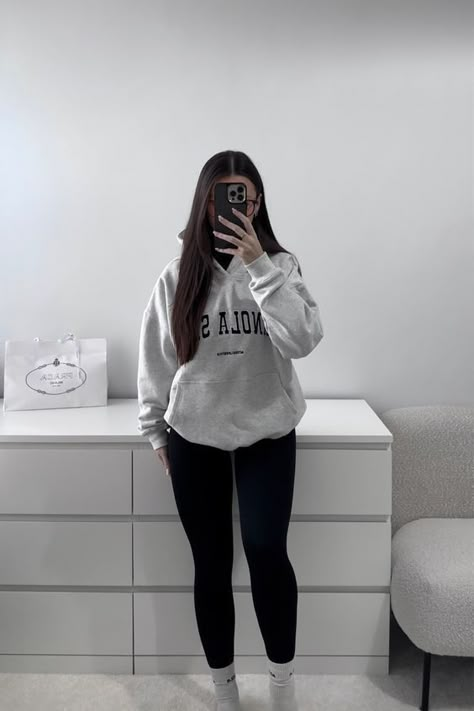 Outfit For Sleep, Hoodie Leggings Outfit, Fleece Hoodie Outfit, Flare Leggings Outfit, White Platform Converse, Extravagant Outfits, Pakaian Hipster, Hoodies Outfit, Outfit Sporty