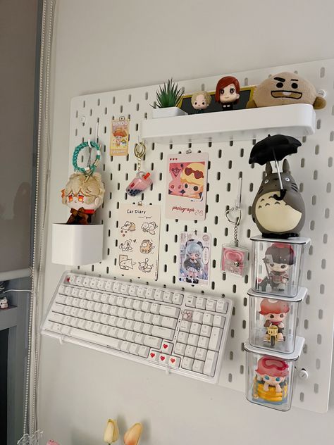 Pegboard decorations, room decor, aesthetic, anime, genshin, popmart Ikea Board Wall Ideas, Ikea Skadis Keyboard, Ikea Peg Board Accessories, Ikea Pegboard Plants, Pegboard Design Ideas, Ikea Pinboard Ideas, Ikea Pegboard Gaming, Kpop Pegboard Aesthetic, Pegboard Decoration Ideas