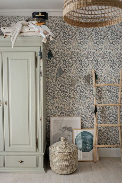 Vintage Art Nursery, William Morris Nursery, Morris Co Wallpaper, Wallpaper Baby Room, Scandinavian Interior Design Inspiration, Wallpaper Kids Room, Children's Bedroom Ideas, Baby Room Inspiration, Nursery Room Inspiration