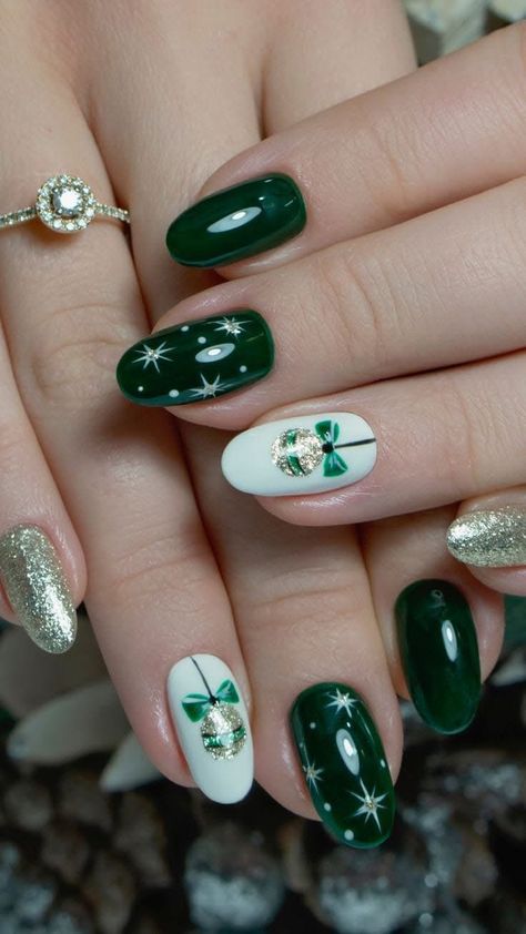 Green Nail Designs Christmas, Green Sparkly Christmas Nails, Christmas Green Nail Designs, Christmas Nails Elegant Holidays, Gel Nail Designs Winter, Christmas Nail Green, Emerald Christmas Nails, Christmas Nail Art Green, Green Christmas Nails Acrylic