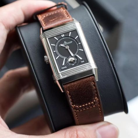 Large-format case of JLC Reverso. You can easily change the watch face with a flip, ideal for two time zone use. Equiped with a small front second dial that sweeten the overall looks. JLC Reverso Classic Duoface Large Ref.Q3848422 Size: 47 x 28.3 mm New 2022 Full set box and paper JLC cal.822/2 movement IDR 5 JT Jlc Reverso, Overall Looks, Time Zone, Time Zones, The Watch, Watch Faces, Large Format, Full Set, Wicked