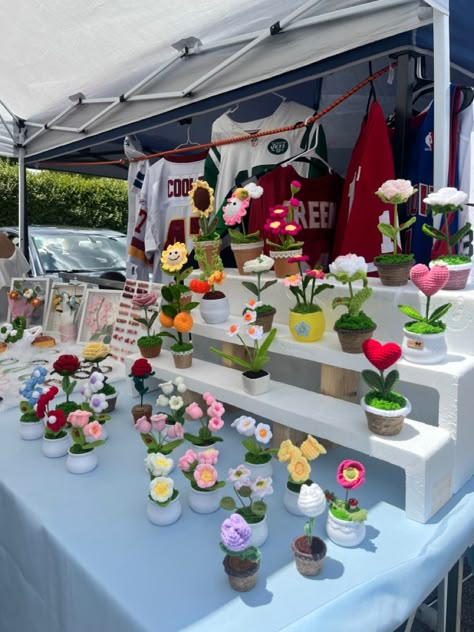 crochet flowers flea market summer activities thrifting y2k Flea Market Crochet Ideas, Crochet Flea Market Ideas, Crochet Small Business Aesthetic, Crochet Booth Set Up, Crochet Stand Ideas, Crochet Flower Market, Crochet Market Set Up, Crochet Stall Display Ideas, Crochet Market Prep