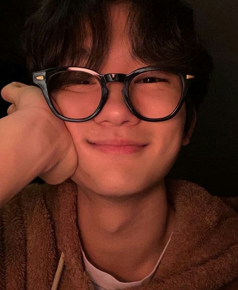 Boys Glasses, Boy Face, Cute Asian Guys, Ulzzang Boy, Crazy People, Pure Beauty, Cute Selfie Ideas, Asian Boys, Mens Glasses