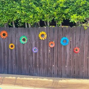 Garden Flower Ideas, Faux Garden, Whimsy Flowers, Flower Fence, Tin Can Flowers, Diy Fleur, Plastic Bottle Flowers, Diy Plastic Bottle, Glass Garden Flowers