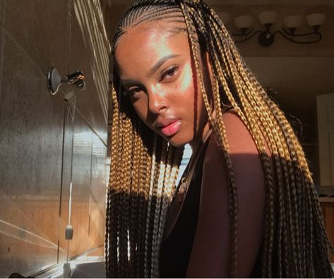 Braids Light Brown, Braids Highlights, African Braids Hairstyles Pictures, Latest Braided Hairstyles, Hair Color Pictures, Brown Girls Makeup, Braids Ideas, Kissing Lips, Ghana Braids