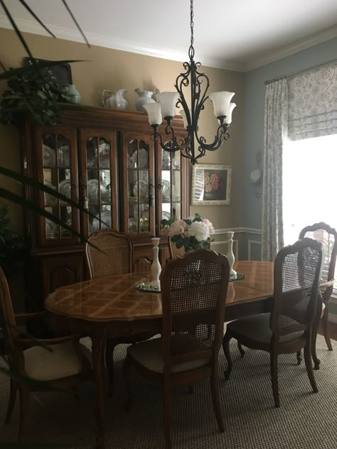 Old Dining Room Aesthetic, Grandma Core Dining Room, 2000s Dining Room, 90s Dining Room, Grandma Dining Room, Cozy Dining Room Aesthetic, Old House Dining Room, 1940s Dining Room, Multipurpose Dining Room