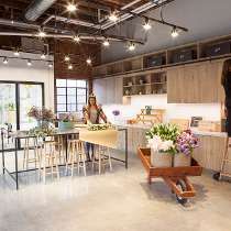 Florist Studio, Ideas For Design, Design Studio Office, Studio Office, Wooden Greenhouses, Simple Interior, Office Snapshots, High Table, Floral Shop