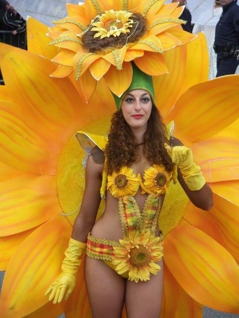 Sunflower Costume, Costume Fleur, Paris Halloween, Carnival Fashion, Carnaval Costume, Figure Competition Suits, Flower Costume, Butterfly Costume, Red Costume