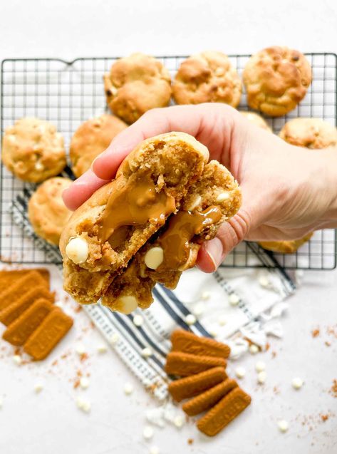 Stuffed Biscoff Cookies, Biscoff Lava Cookie, Biscoff Stuffed Cookies, Biscoff Cookie Butter Cookies, Biscoff Treats, Biscoff Cookie Recipe, Holiday Deserts, Lava Cookies, Biscoff Cookie Butter